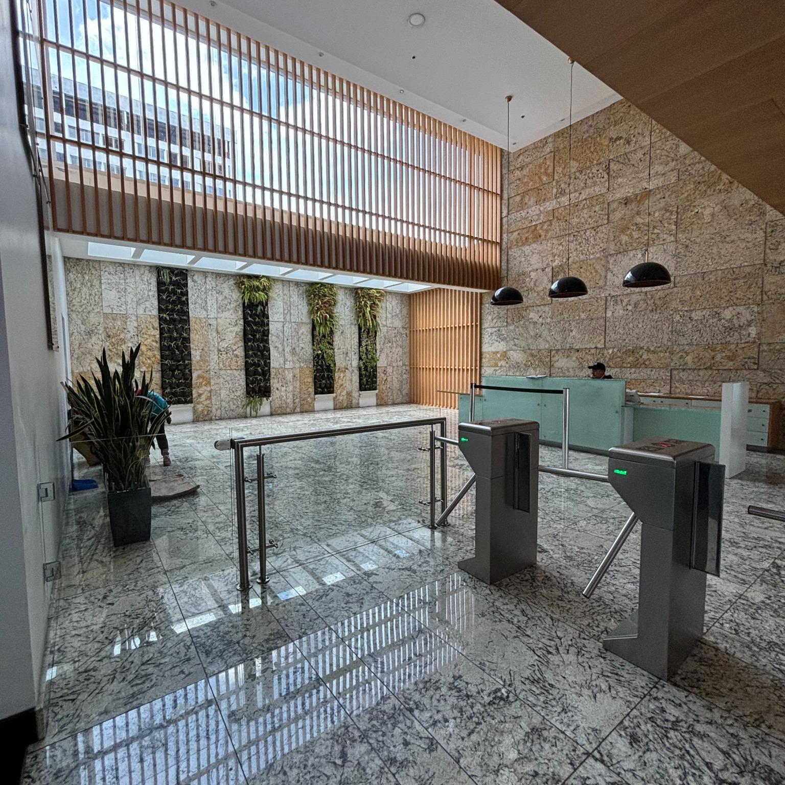 Oficina en Renta en La República del Salvador Edificio TITANIUM Planta Baja